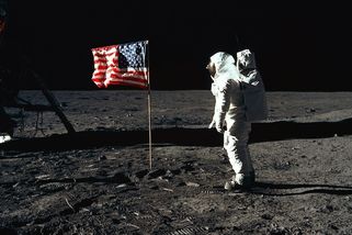 Zapomenuté stopy astronautů i zrcadla v prachu: Moderní satelity vyfotografovaly místa přistání na Měsíci